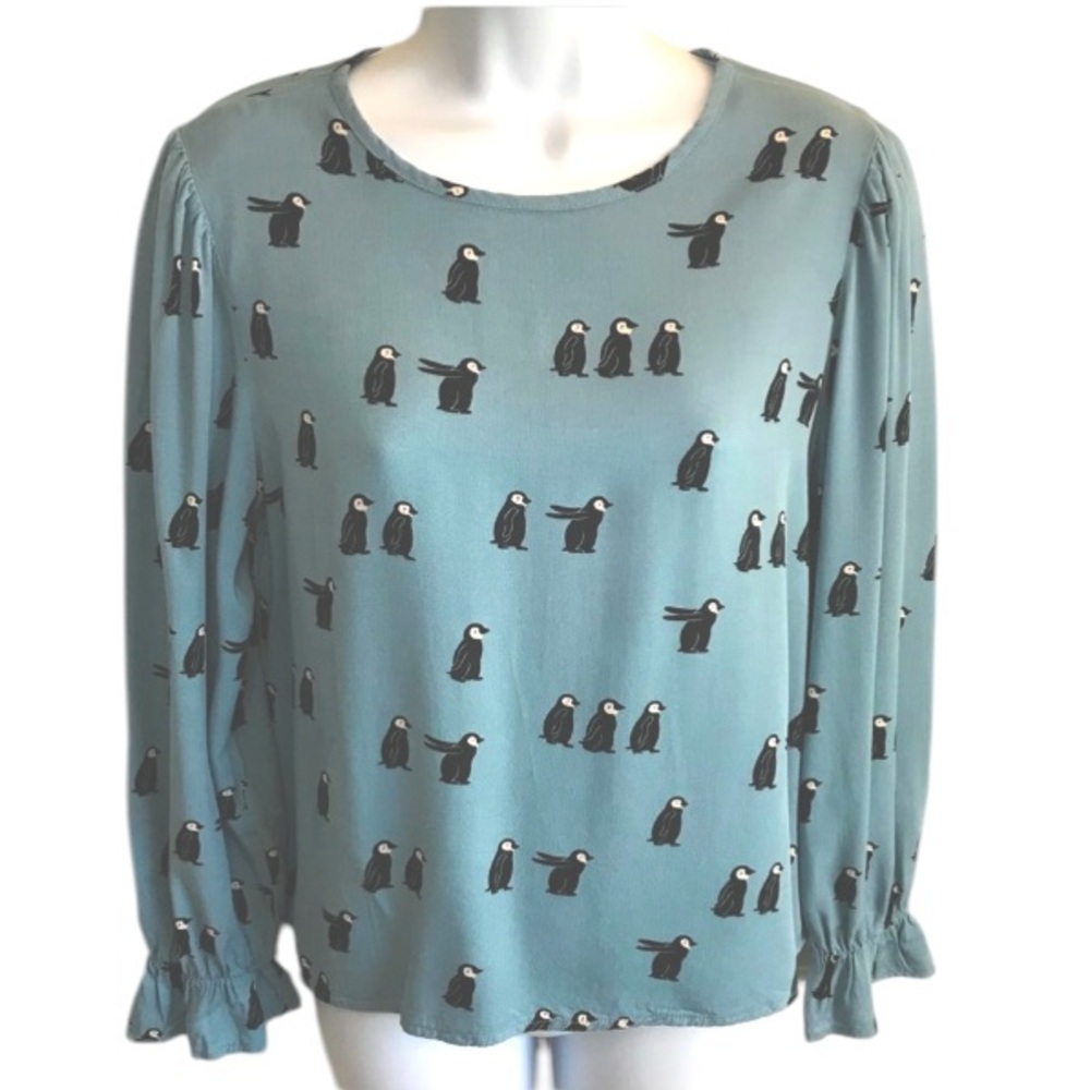 🔴 4/$15 Penguin print blue long ruffle edge sleeve viscose blouse size M in EUC - Picture 11 of 16